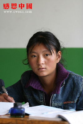 捐助/01 照片中的小女孩名叫义西旺毛，今年17岁。就读于第二民族中学...